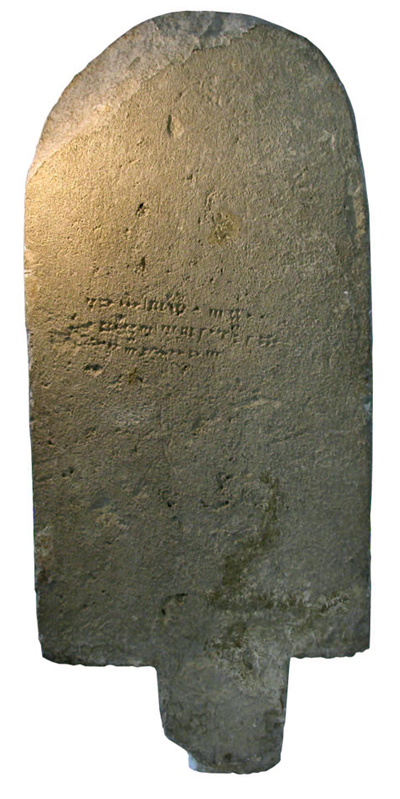 Stèle en calcaire portant une dédicace au dieu Dagan retrouvée sur l’acropole d’Ougarit.